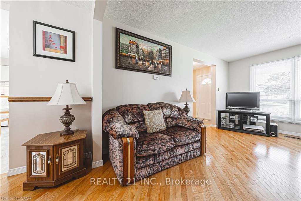 Photo 5 of 27 Westchester Drive, Kitchener — HOMEH