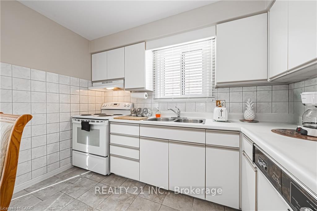 Photo 9 of 27 Westchester Drive, Kitchener — HOMEH