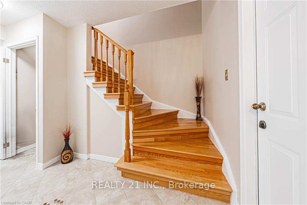Photo 11 of 27 Westchester Drive, Kitchener — HOMEH
