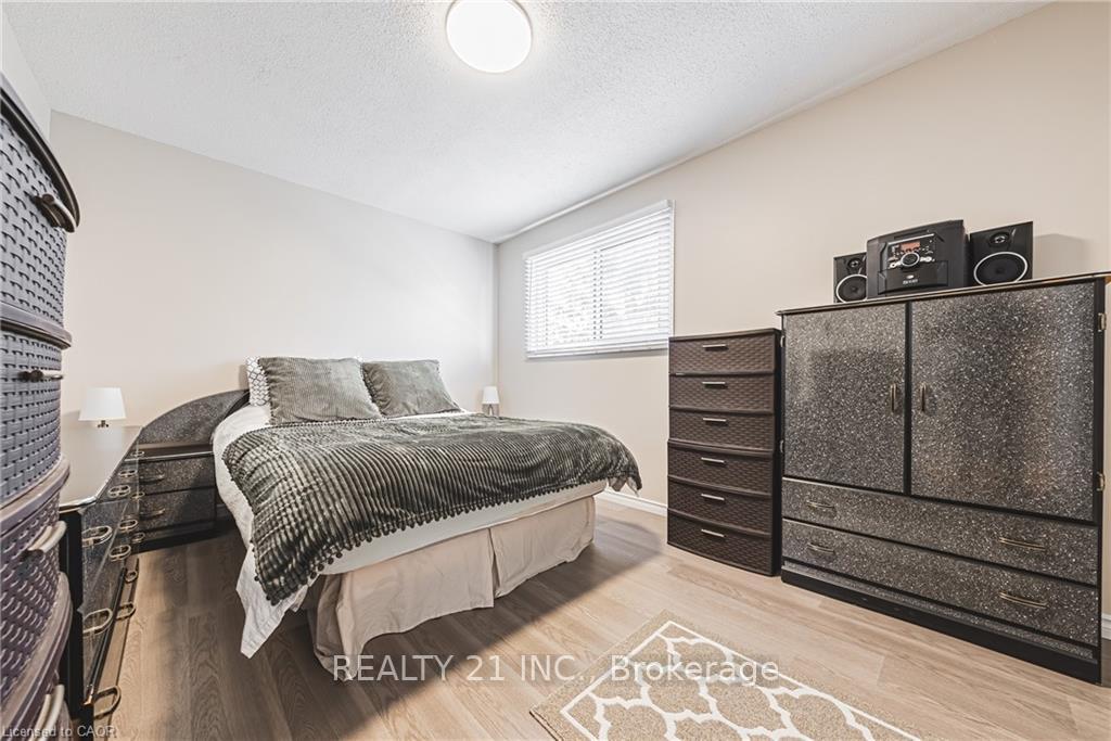 Photo 12 of 27 Westchester Drive, Kitchener — HOMEH