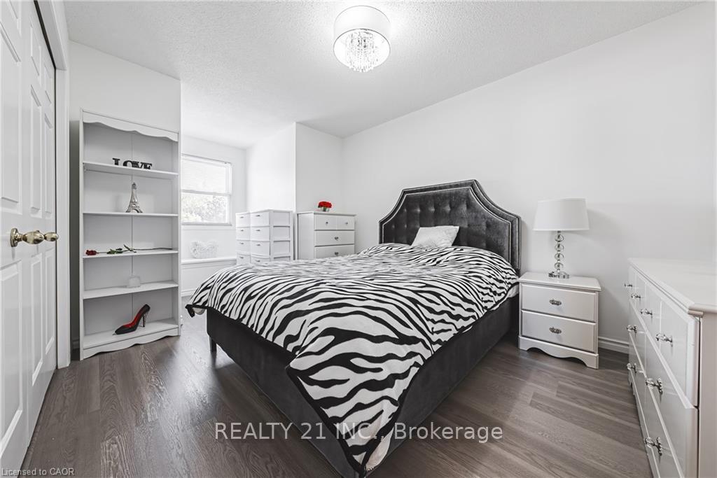 Photo 13 of 27 Westchester Drive, Kitchener — HOMEH