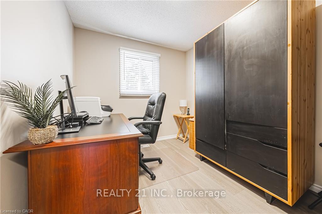 Photo 15 of 27 Westchester Drive, Kitchener — HOMEH