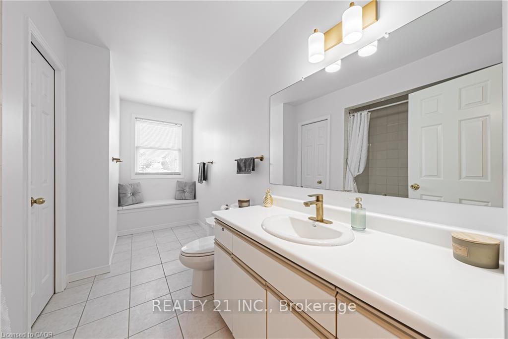 Photo 18 of 27 Westchester Drive, Kitchener — HOMEH