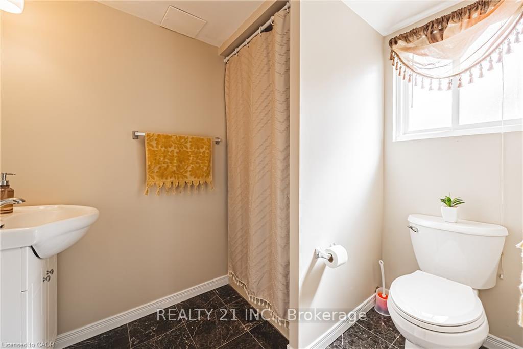 Photo 23 of 27 Westchester Drive, Kitchener — HOMEH