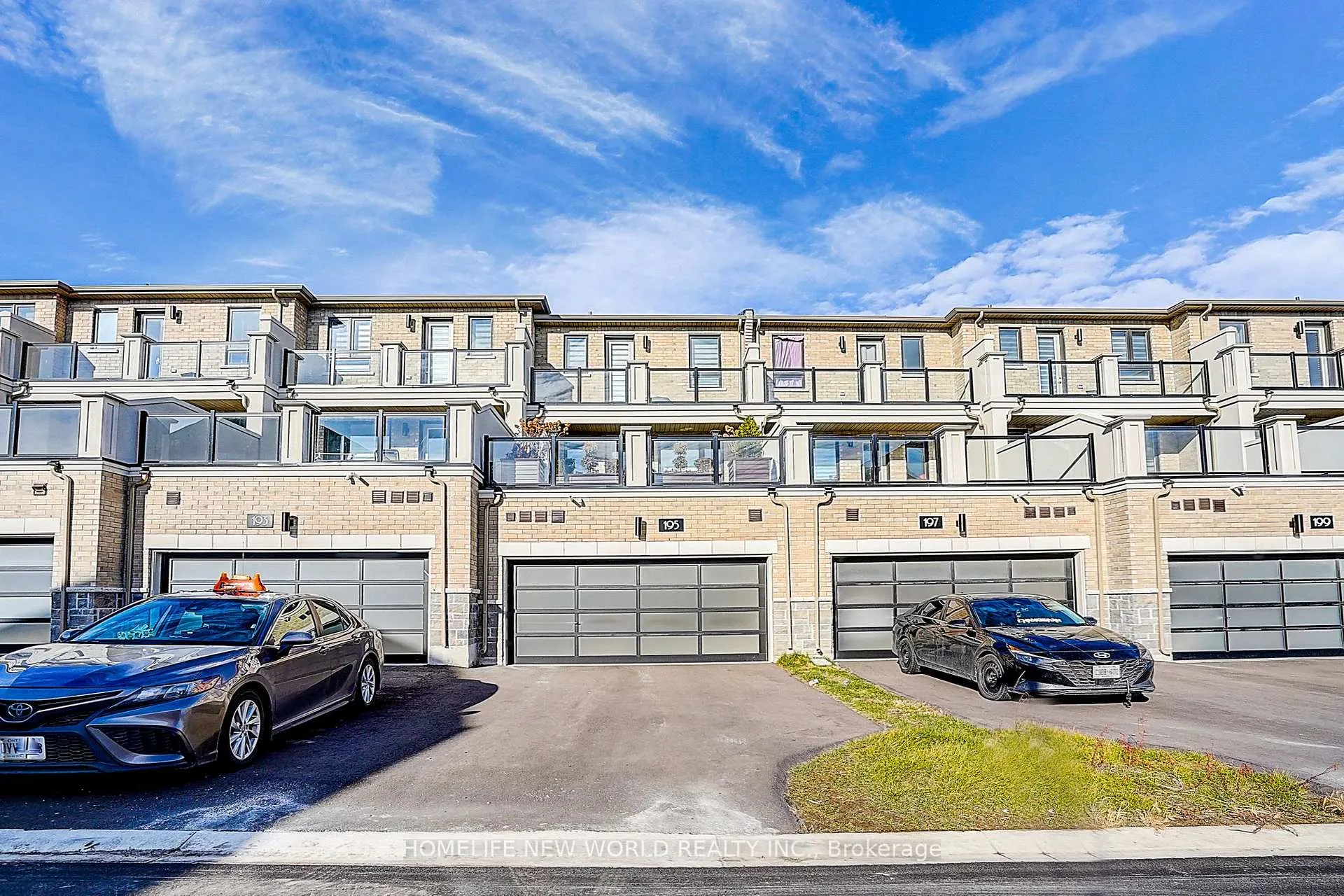 Front of 195 Mumbai Drive