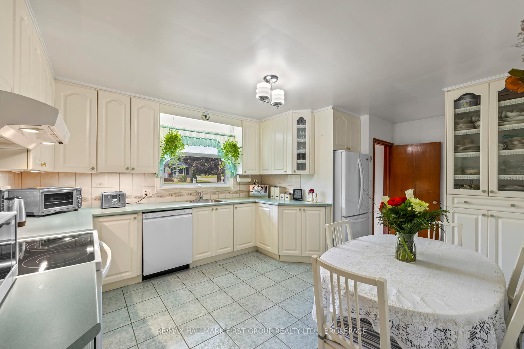 Photo 9 of 67 Amherst Drive, Loyalist, Amherstview — HOMEH