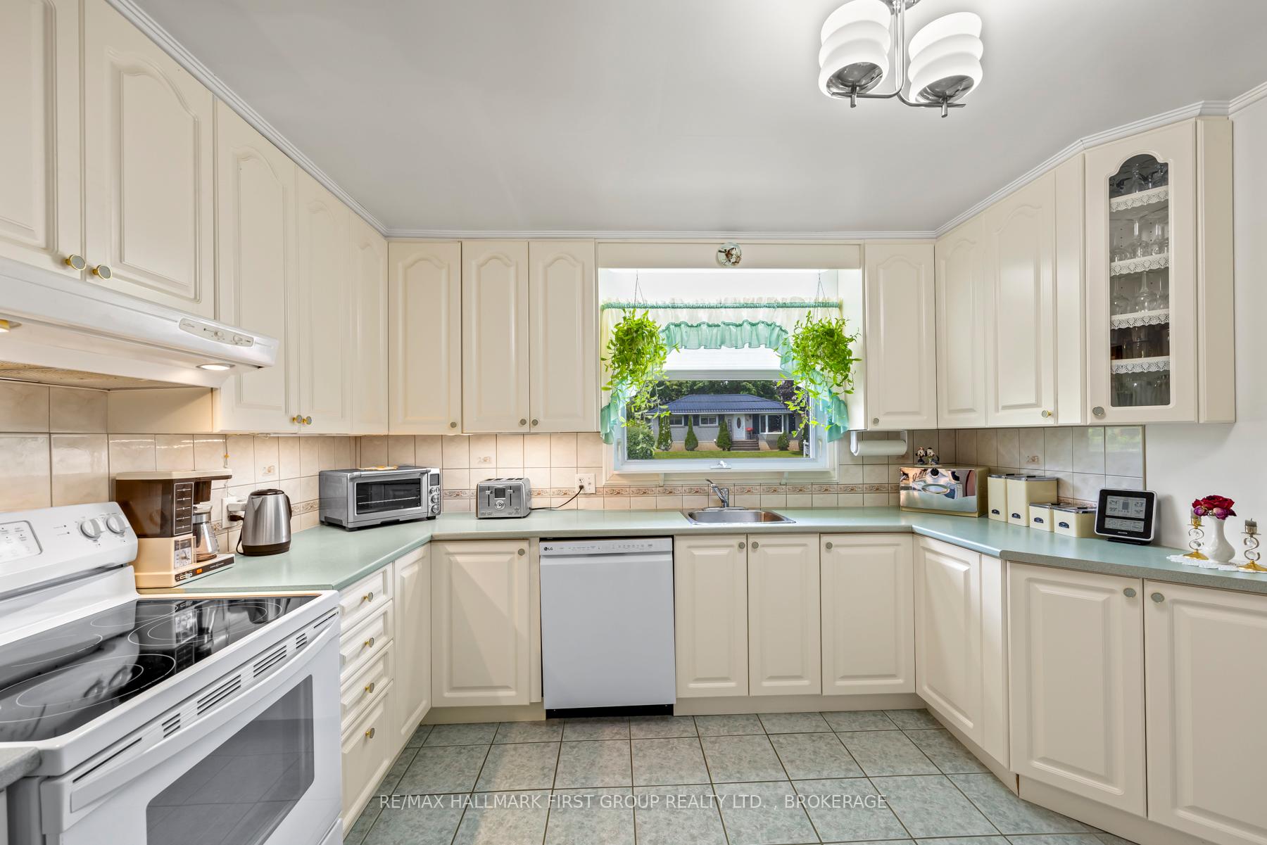 Photo 10 of 67 Amherst Drive, Loyalist, Amherstview — HOMEH