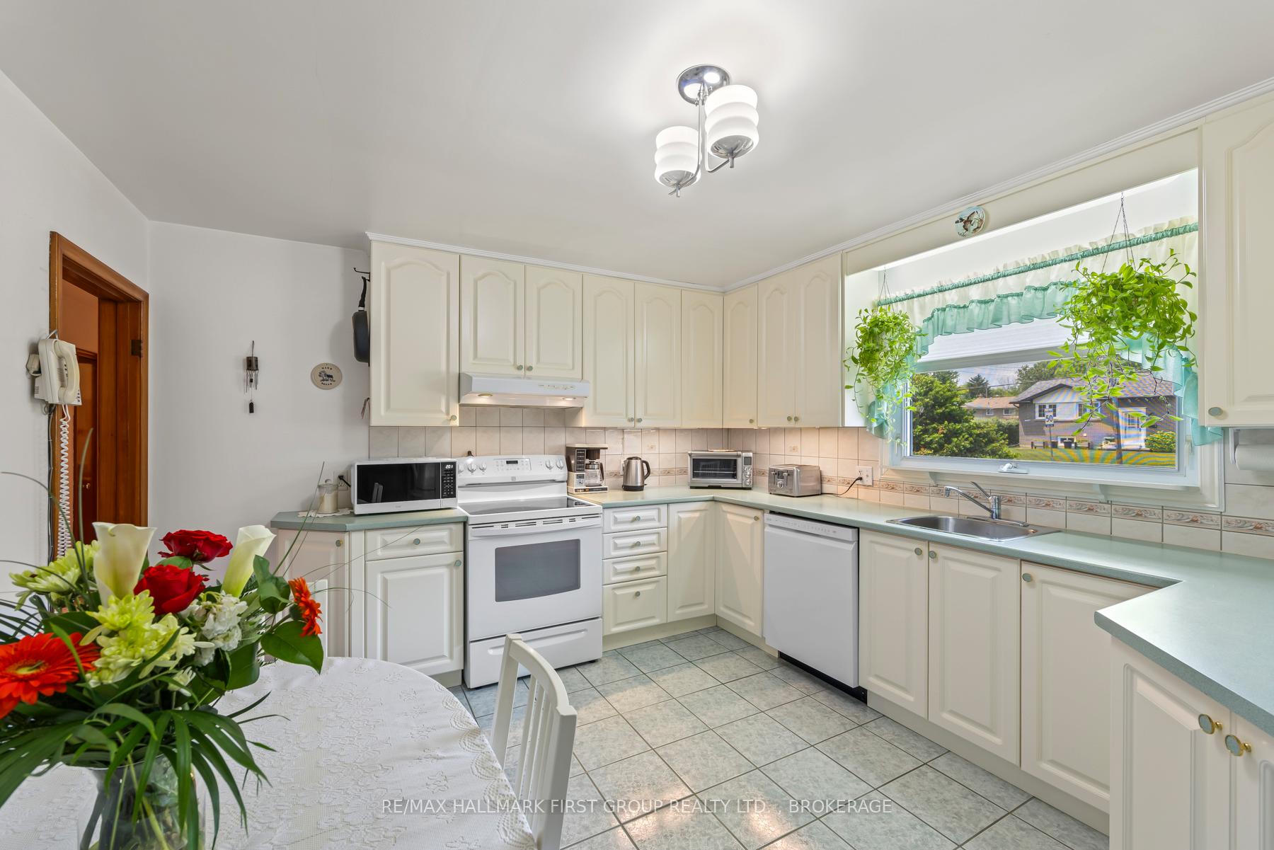 Photo 11 of 67 Amherst Drive, Loyalist, Amherstview — HOMEH