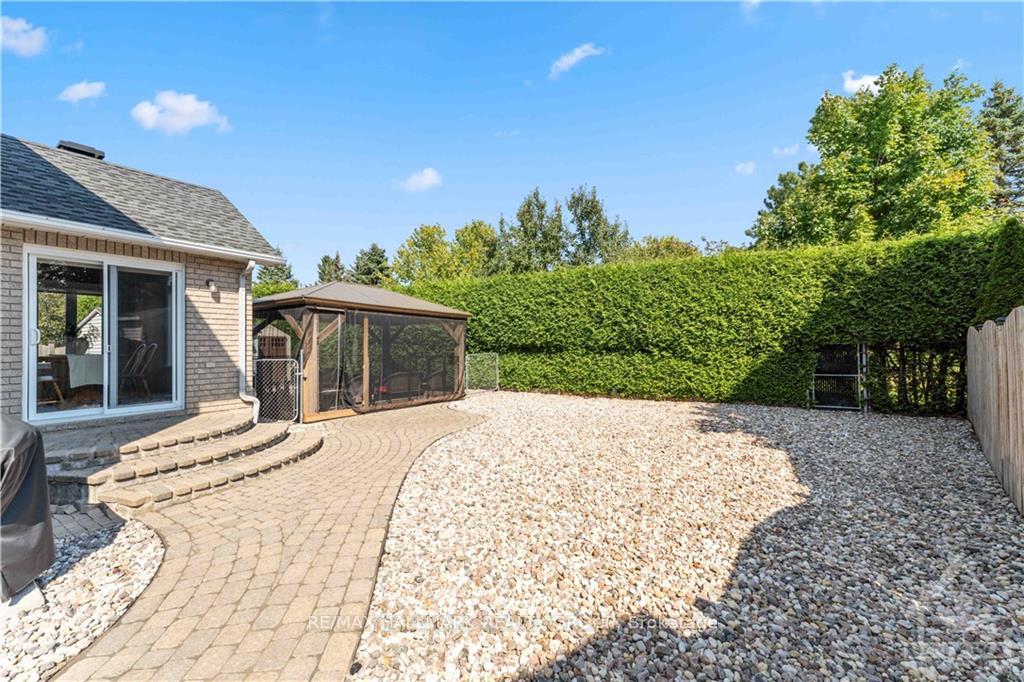 Photo 22 of 20 Forestglade Crescent, Ottawa, Hunt Club Park — HOMEH