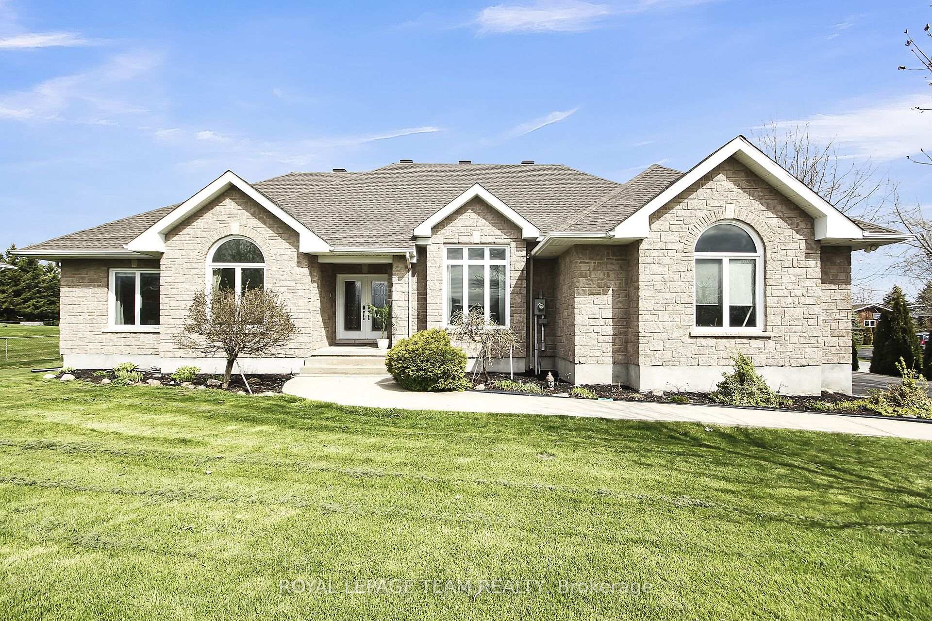 Photo 2 of 2127 Trailwood Drive, Ottawa, North Gower — HOMEH