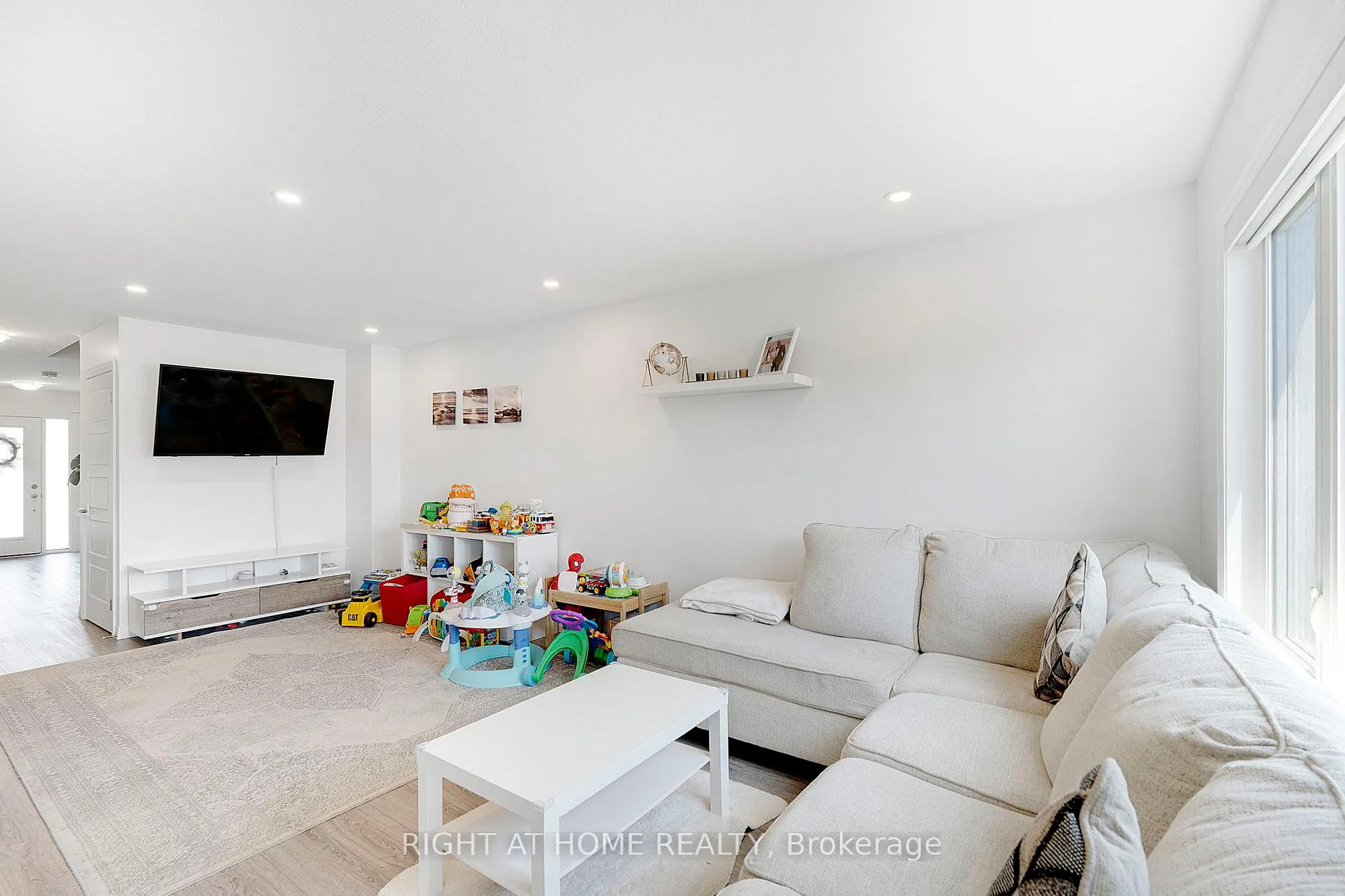 Photo 10 of 78 Pony Way, Kitchener — HOMEH