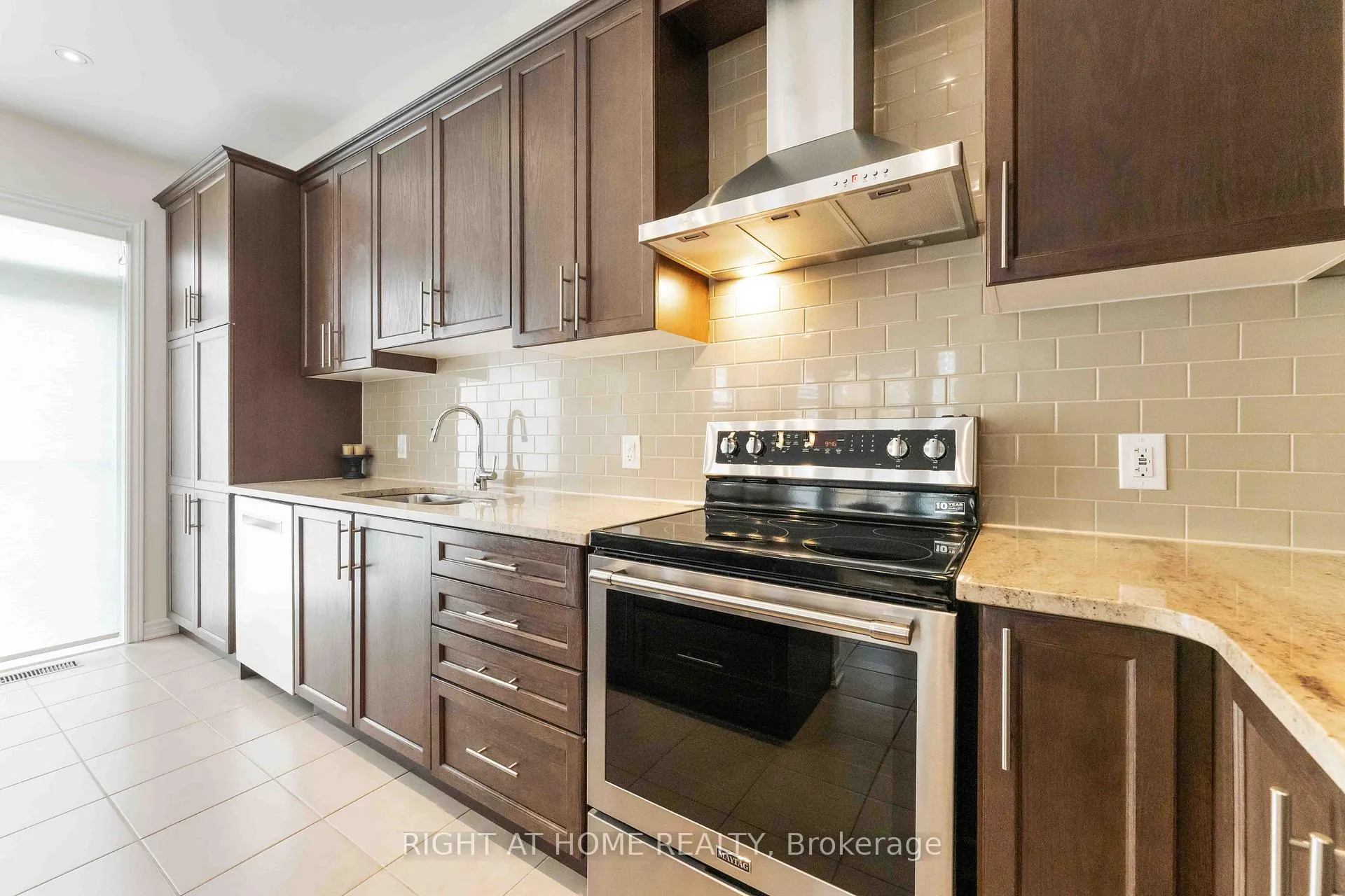 Photo 15 of 369 Autumnfield Street, Ottawa, Kanata - Emerald Meadows/Trailwest — HOMEH