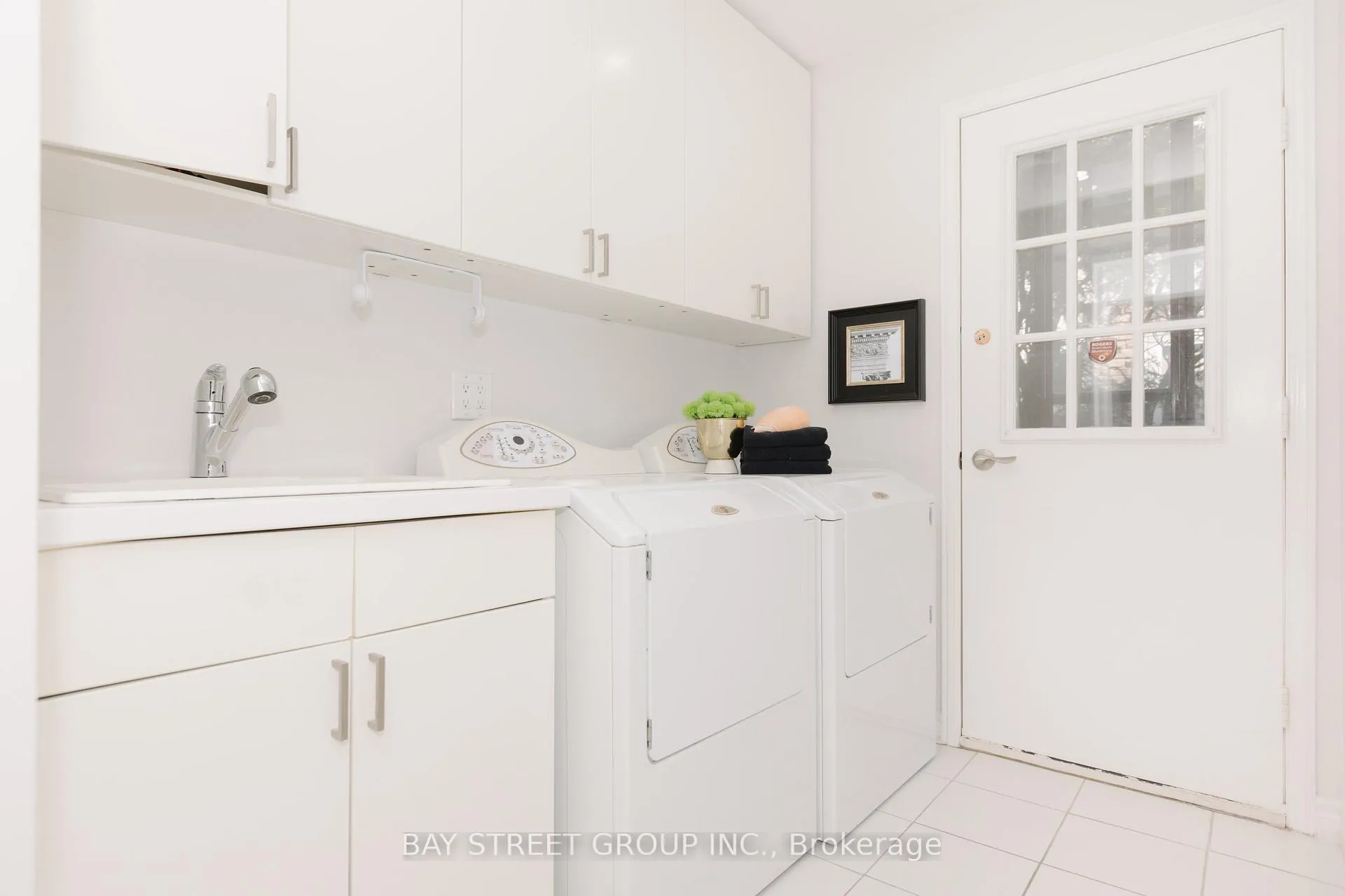 Photo 4 of 75 Breckonwood Crescent, Markham, Aileen-Willowbrook — HOMEH