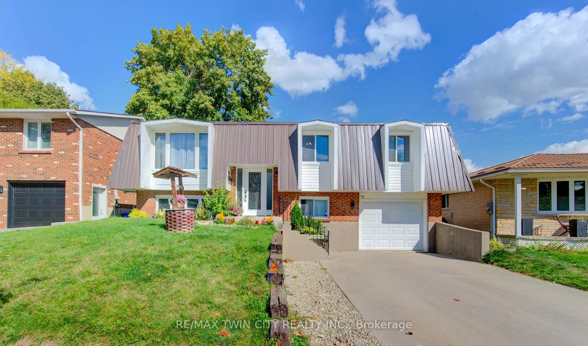 Photo 2 of 320 Country Hill Drive, Kitchener — HOMEH