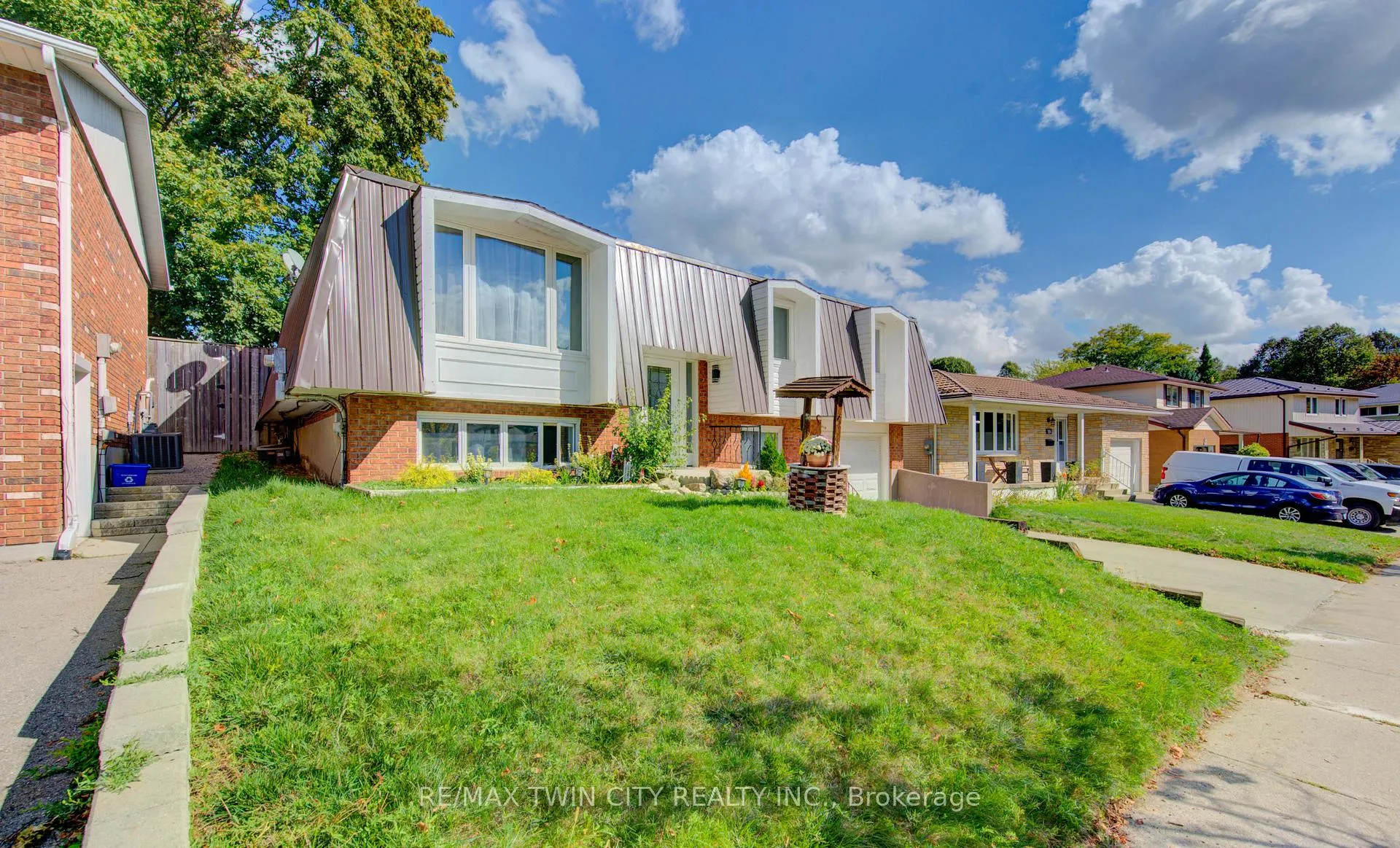 Photo 3 of 320 Country Hill Drive, Kitchener — HOMEH