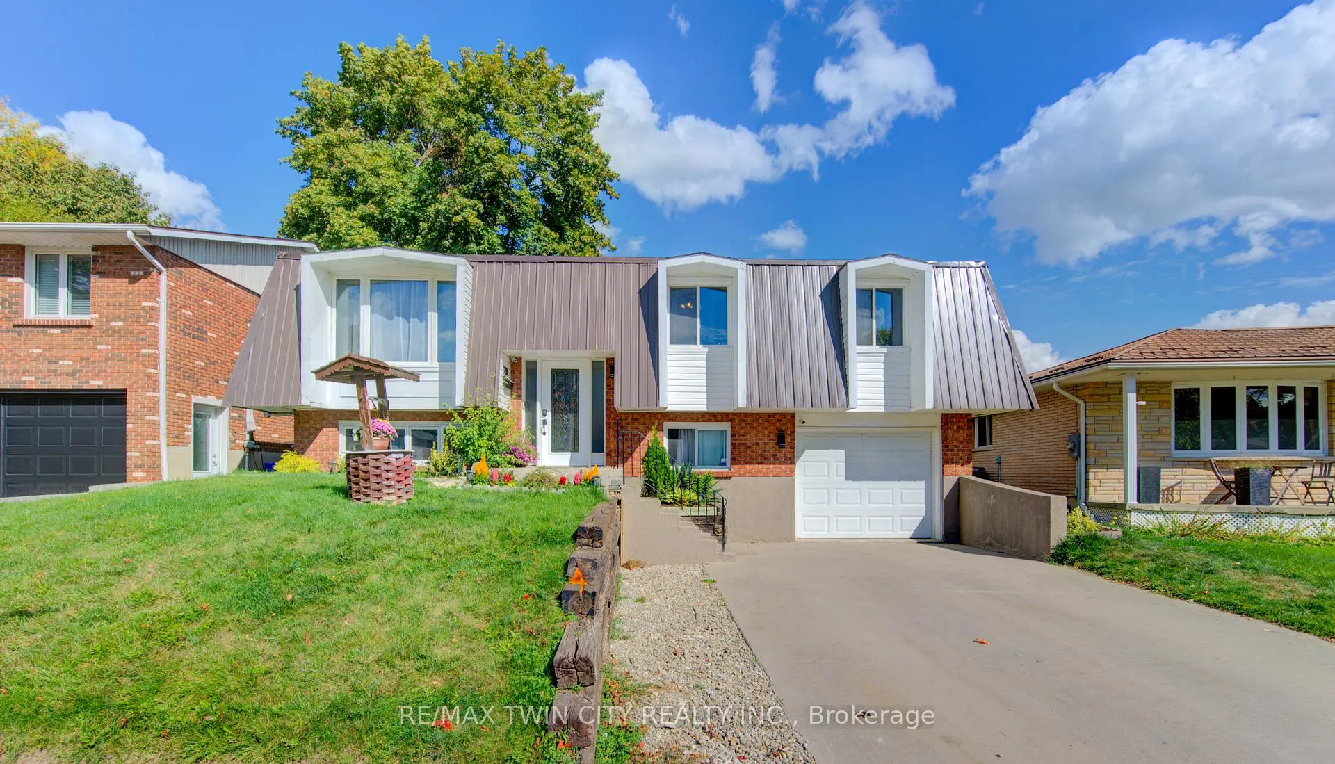 Photo 4 of 320 Country Hill Drive, Kitchener — HOMEH