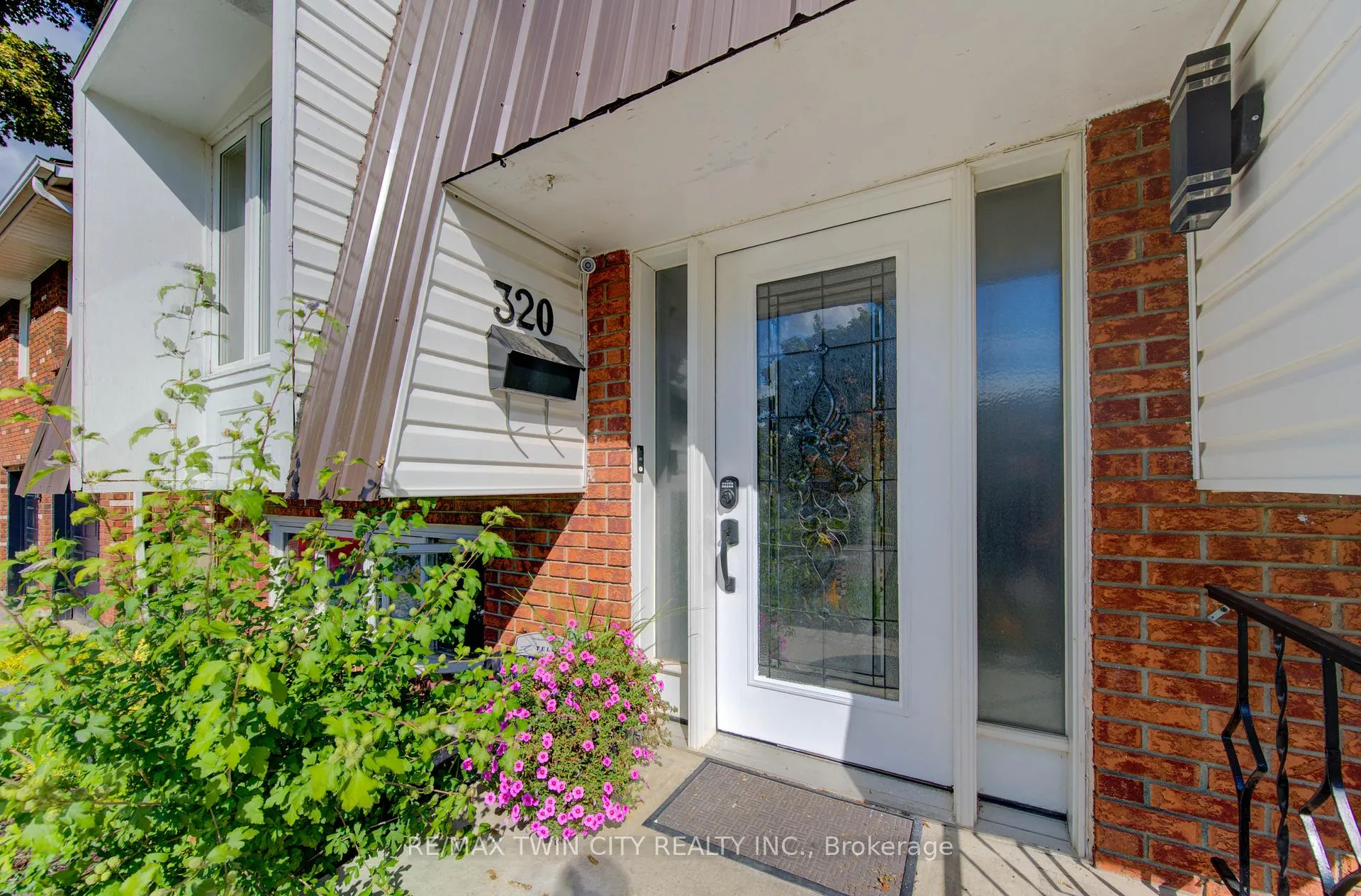 Photo 5 of 320 Country Hill Drive, Kitchener — HOMEH