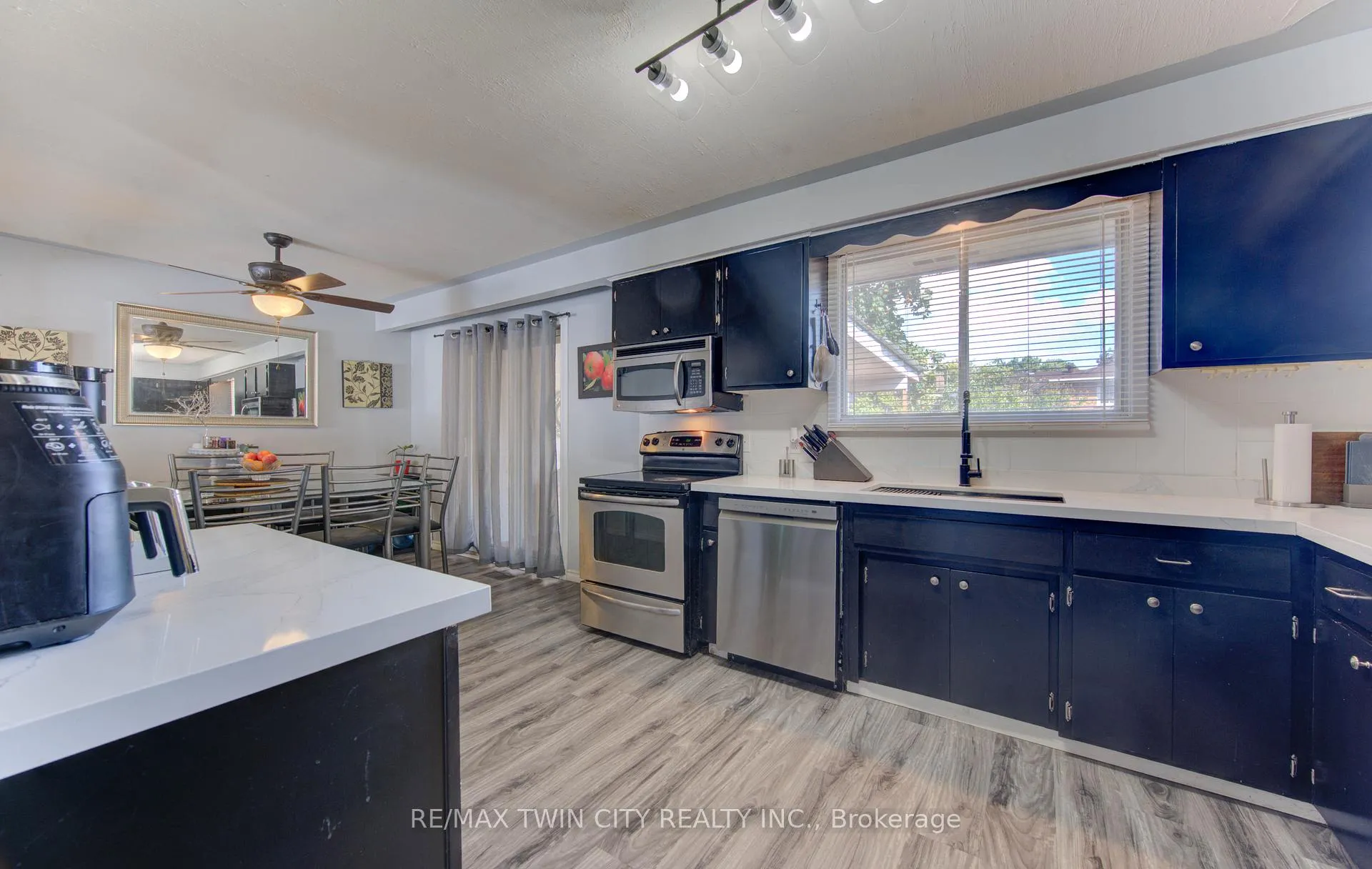 Photo 12 of 320 Country Hill Drive, Kitchener — HOMEH