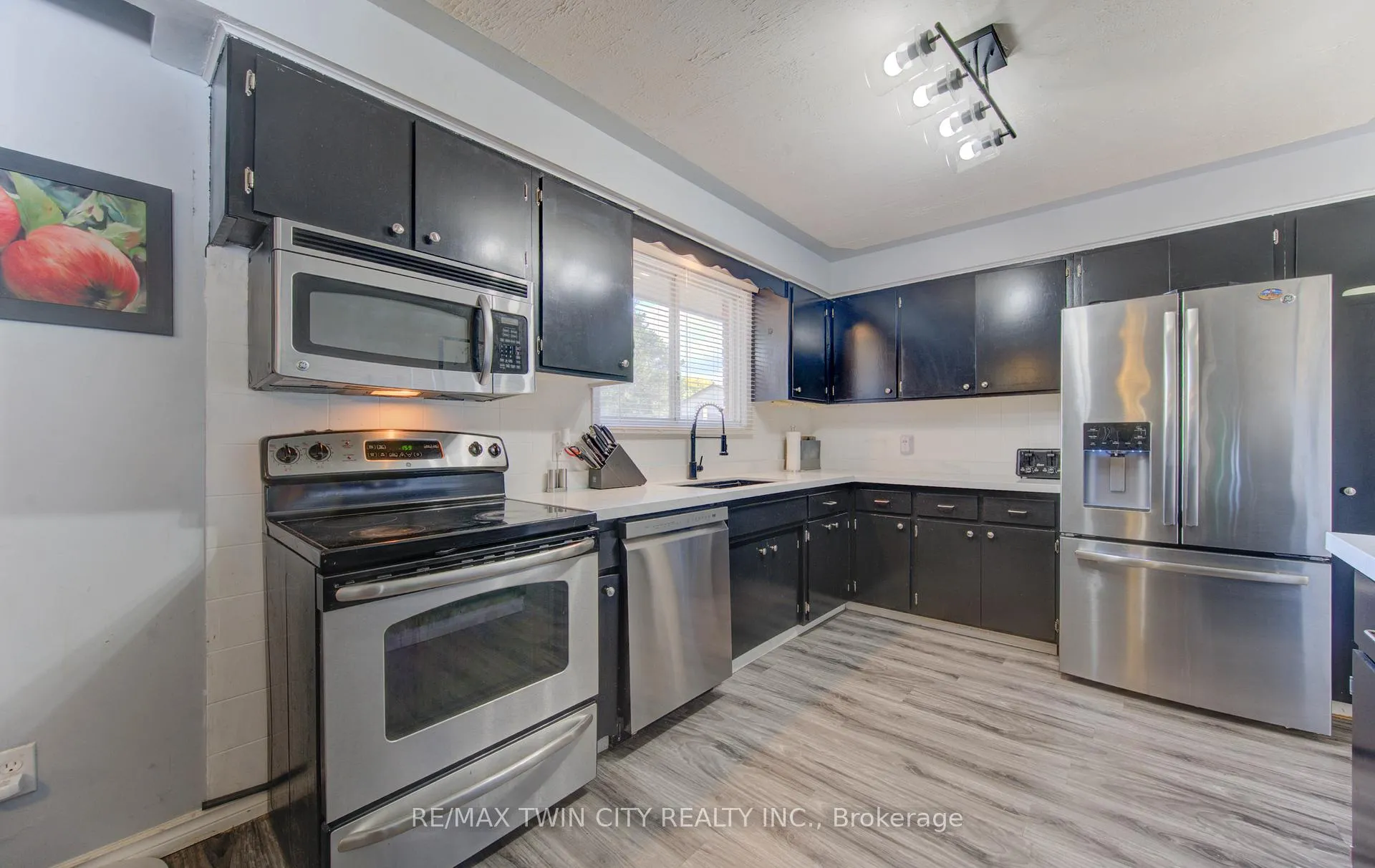 Photo 16 of 320 Country Hill Drive, Kitchener — HOMEH