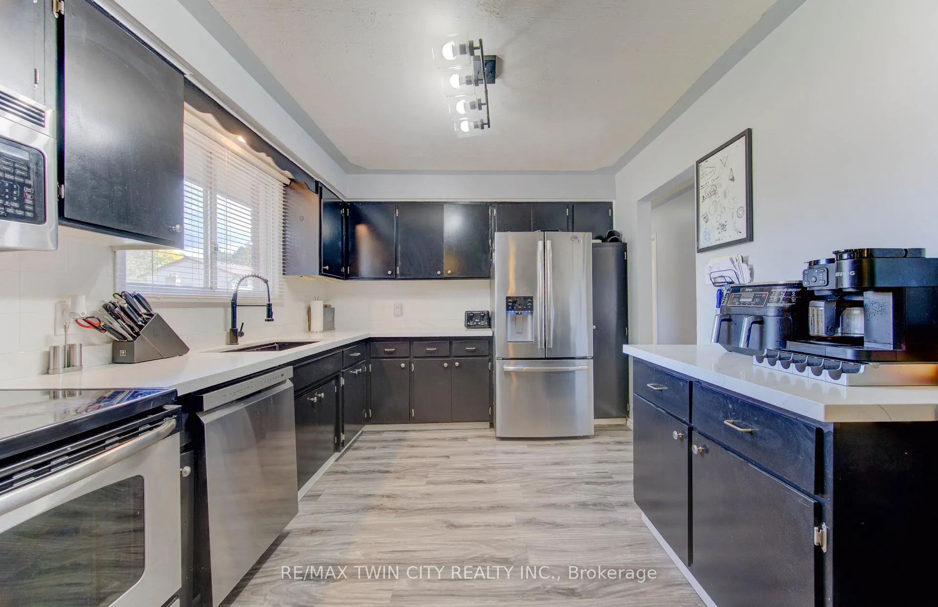 Photo 17 of 320 Country Hill Drive, Kitchener — HOMEH