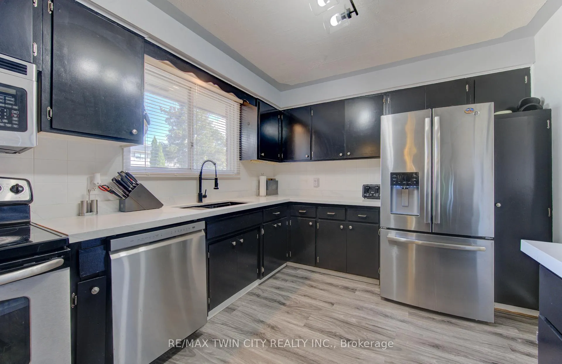 Photo 18 of 320 Country Hill Drive, Kitchener — HOMEH