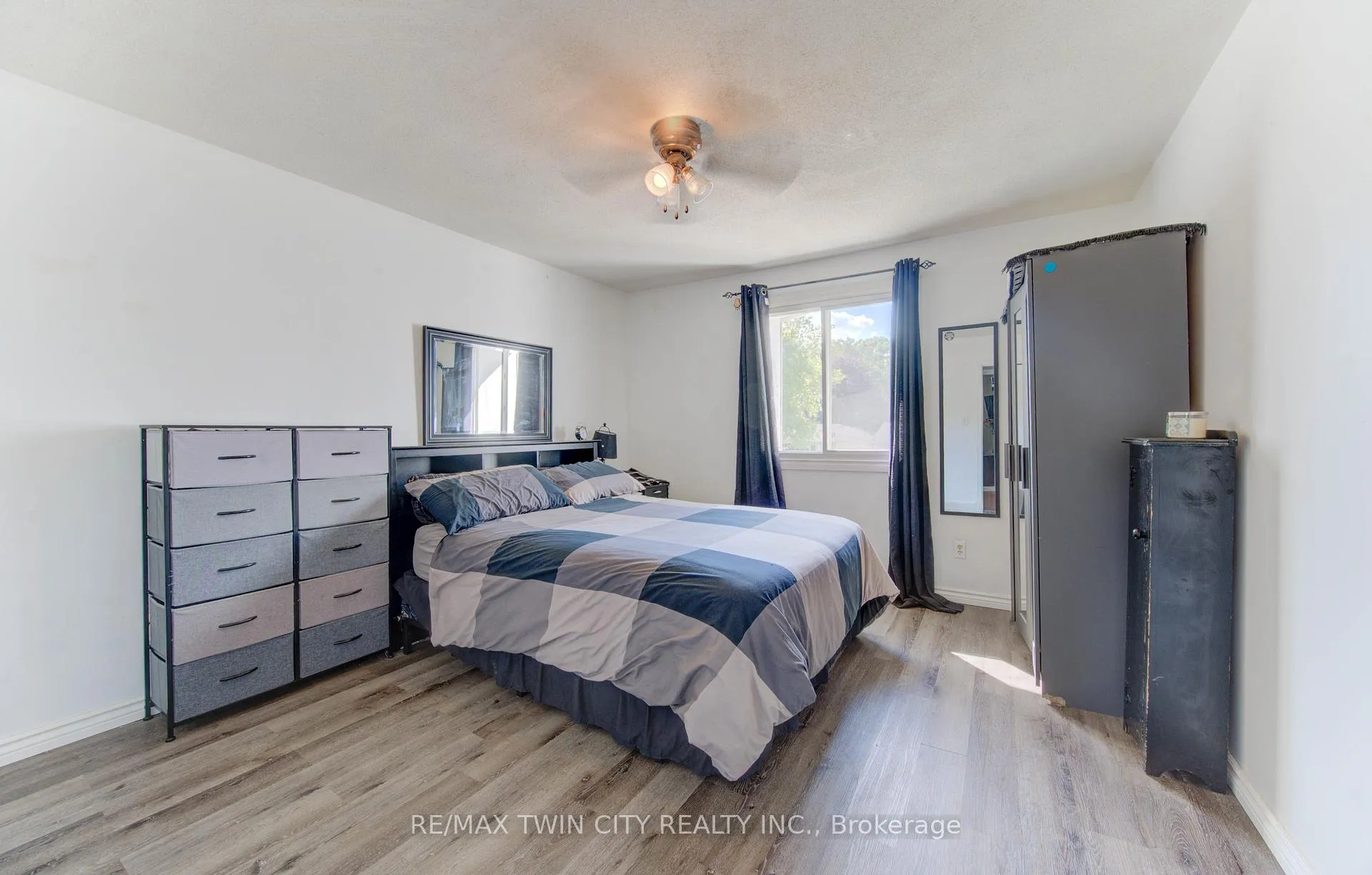Photo 21 of 320 Country Hill Drive, Kitchener — HOMEH
