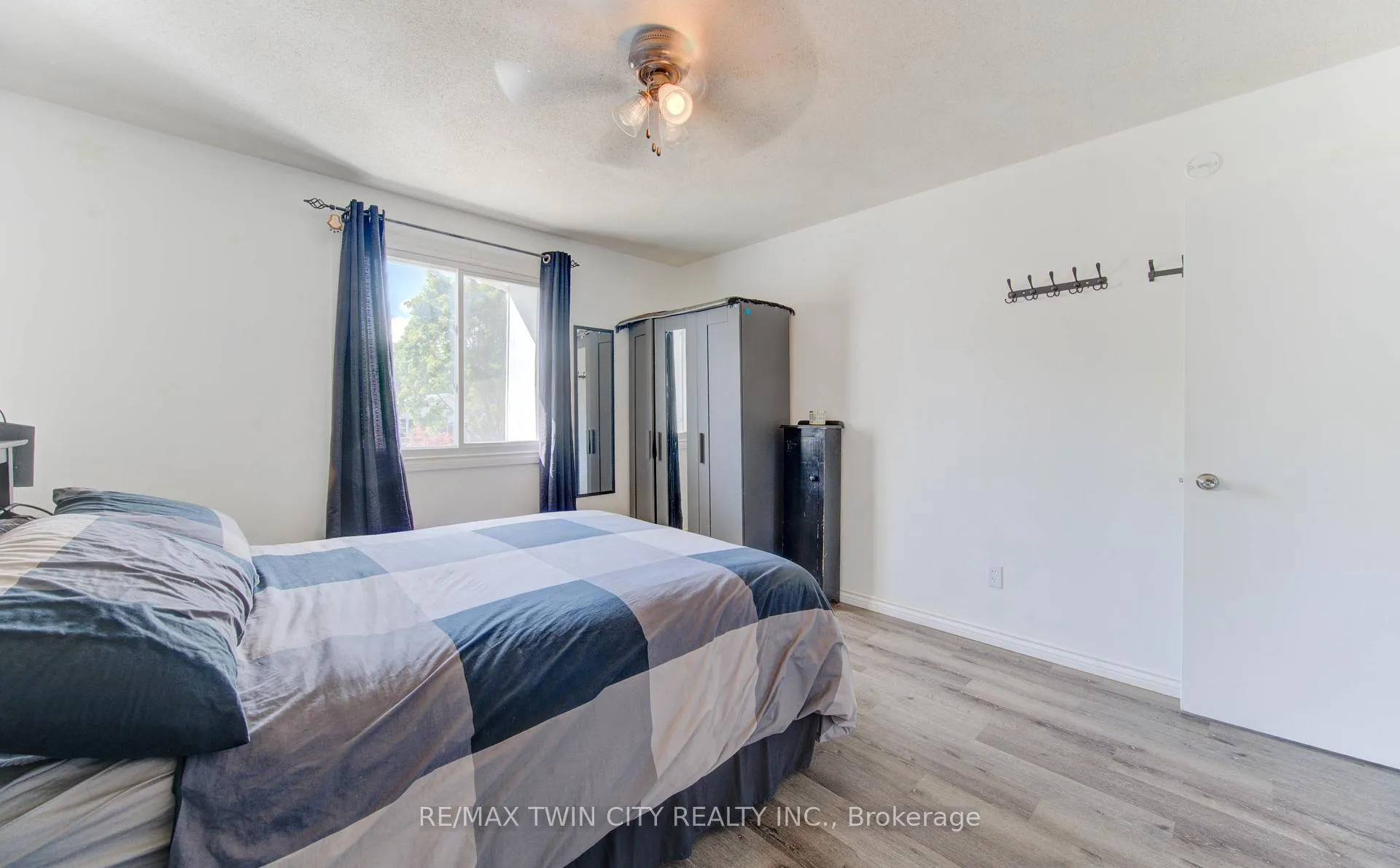 Photo 22 of 320 Country Hill Drive, Kitchener — HOMEH