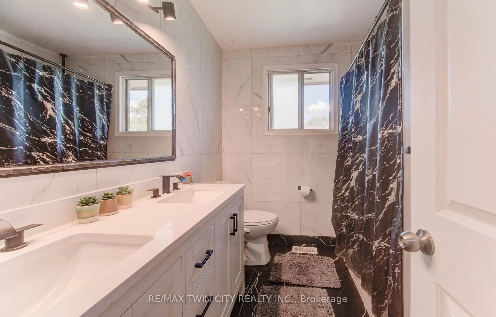 Photo 24 of 320 Country Hill Drive, Kitchener — HOMEH