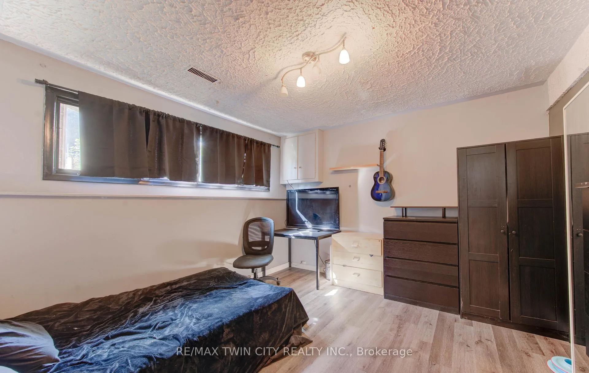 Photo 32 of 320 Country Hill Drive, Kitchener — HOMEH