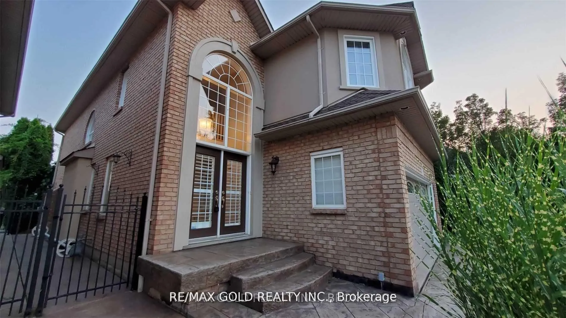 Photo 3 of 79 Surrey Drive, Hamilton, Ancaster — HOMEH