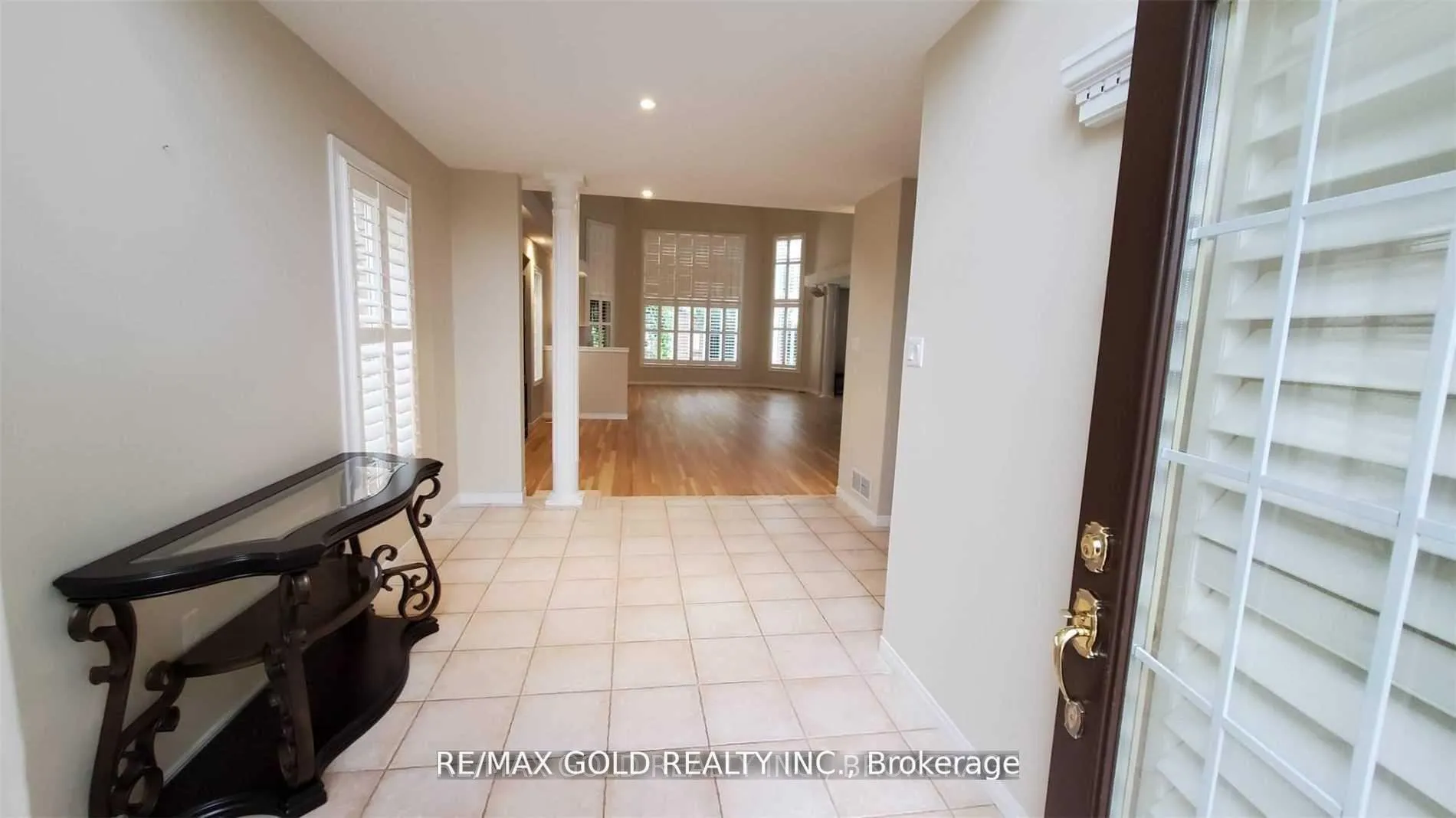 Photo 4 of 79 Surrey Drive, Hamilton, Ancaster — HOMEH