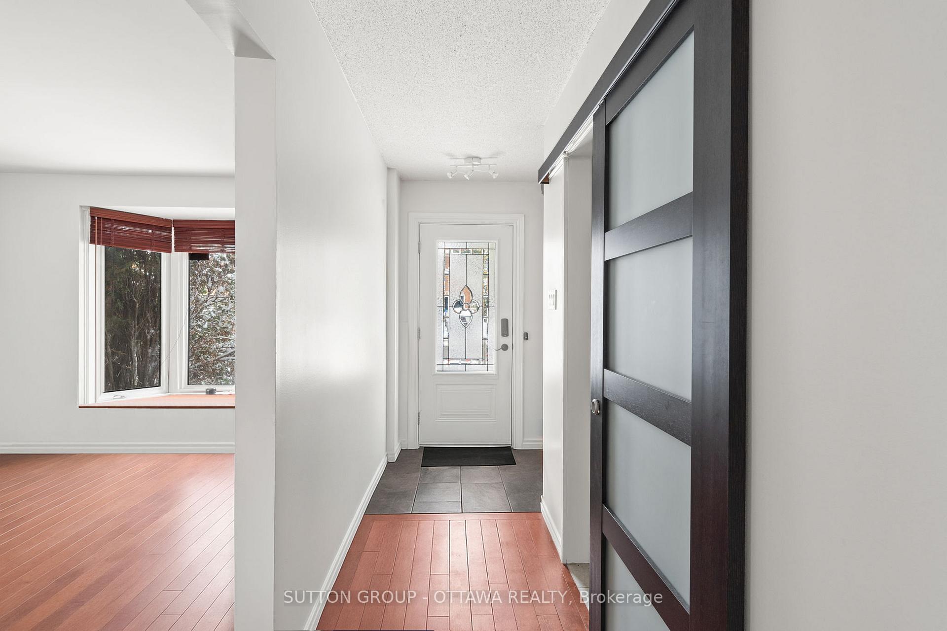 Photo 2 of 10 Foxleigh Crescent, Ottawa, Kanata - Bridlewood — HOMEH