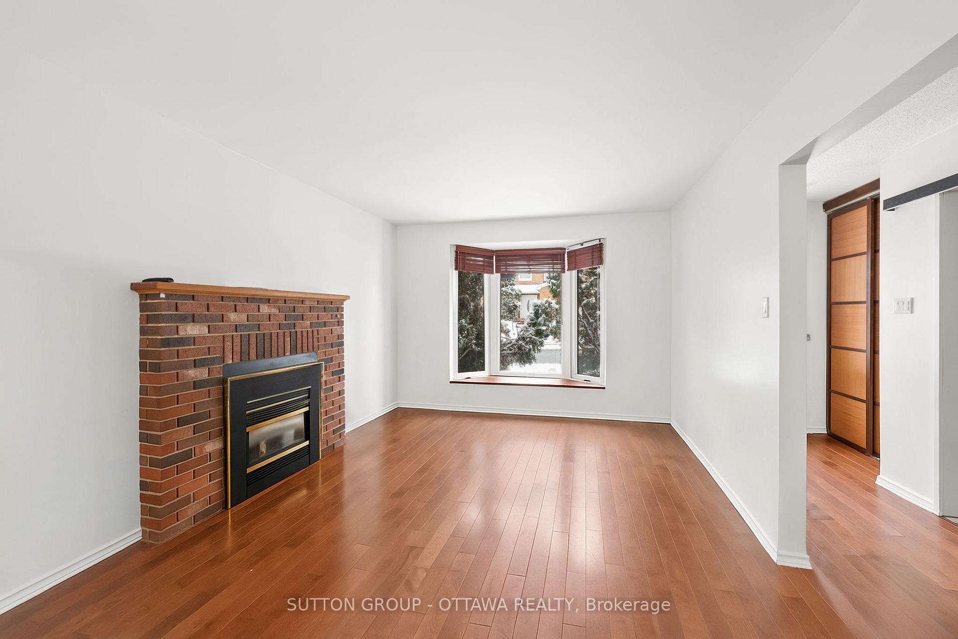 Photo 3 of 10 Foxleigh Crescent, Ottawa, Kanata - Bridlewood — HOMEH