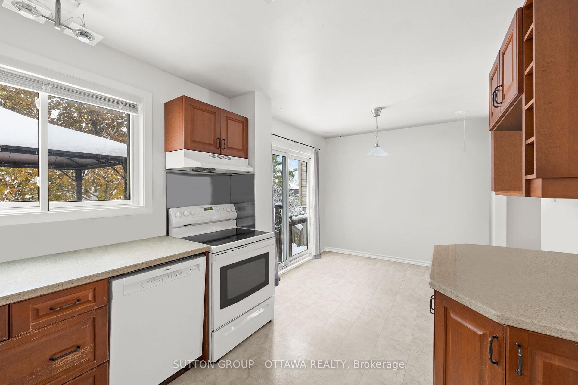 Photo 5 of 10 Foxleigh Crescent, Ottawa, Kanata - Bridlewood — HOMEH