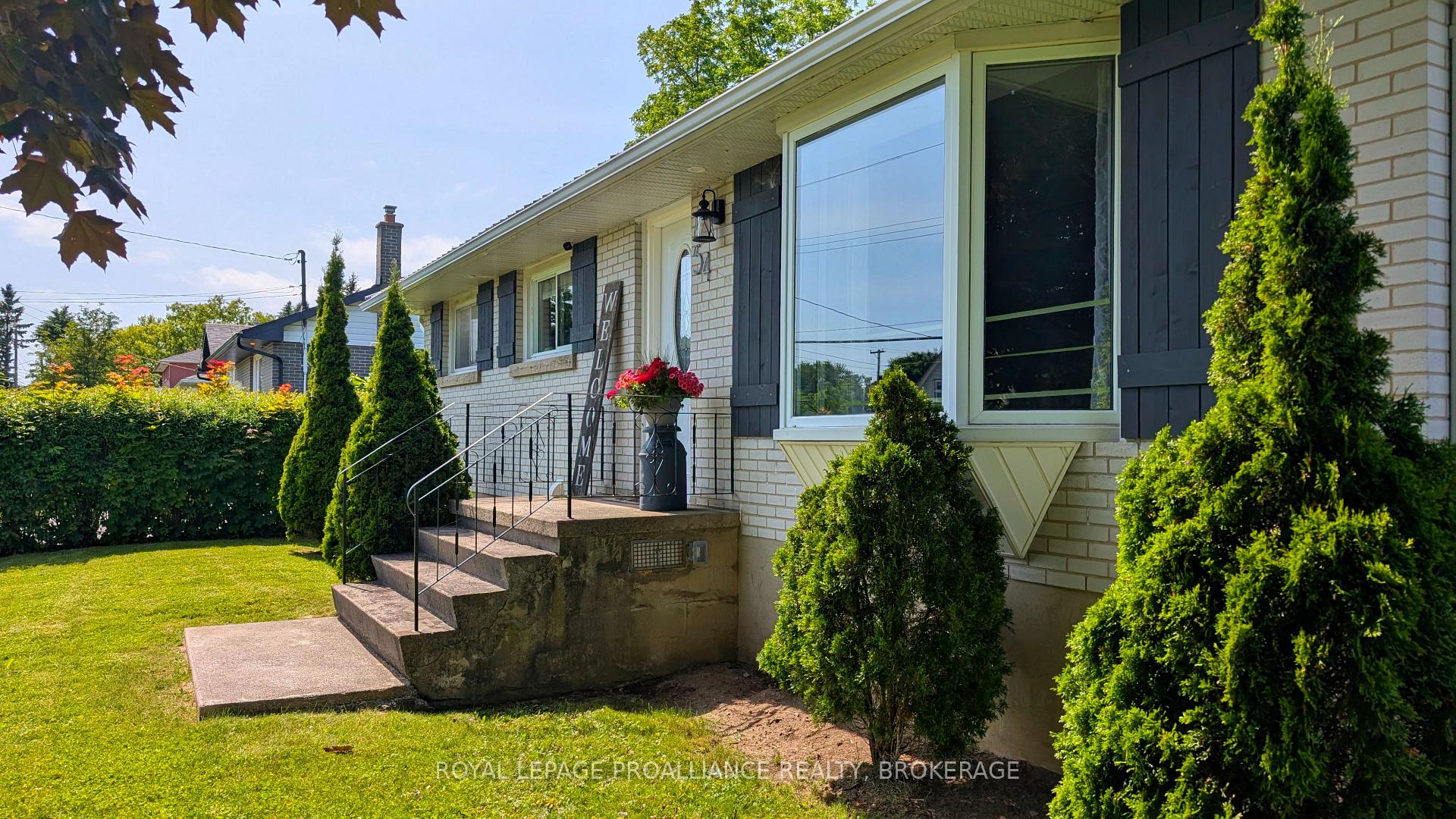 Photo 3 of 54 Amherst Drive, Loyalist, Amherstview — HOMEH