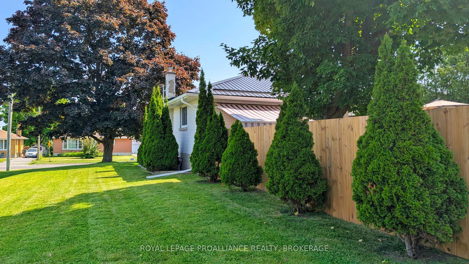 Photo 4 of 54 Amherst Drive, Loyalist, Amherstview — HOMEH