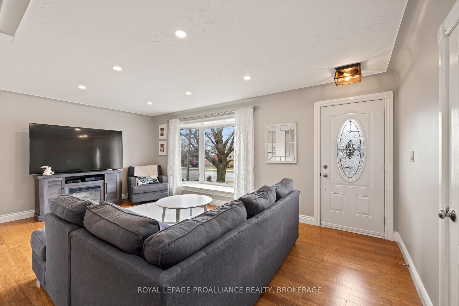 Photo 5 of 54 Amherst Drive, Loyalist, Amherstview — HOMEH