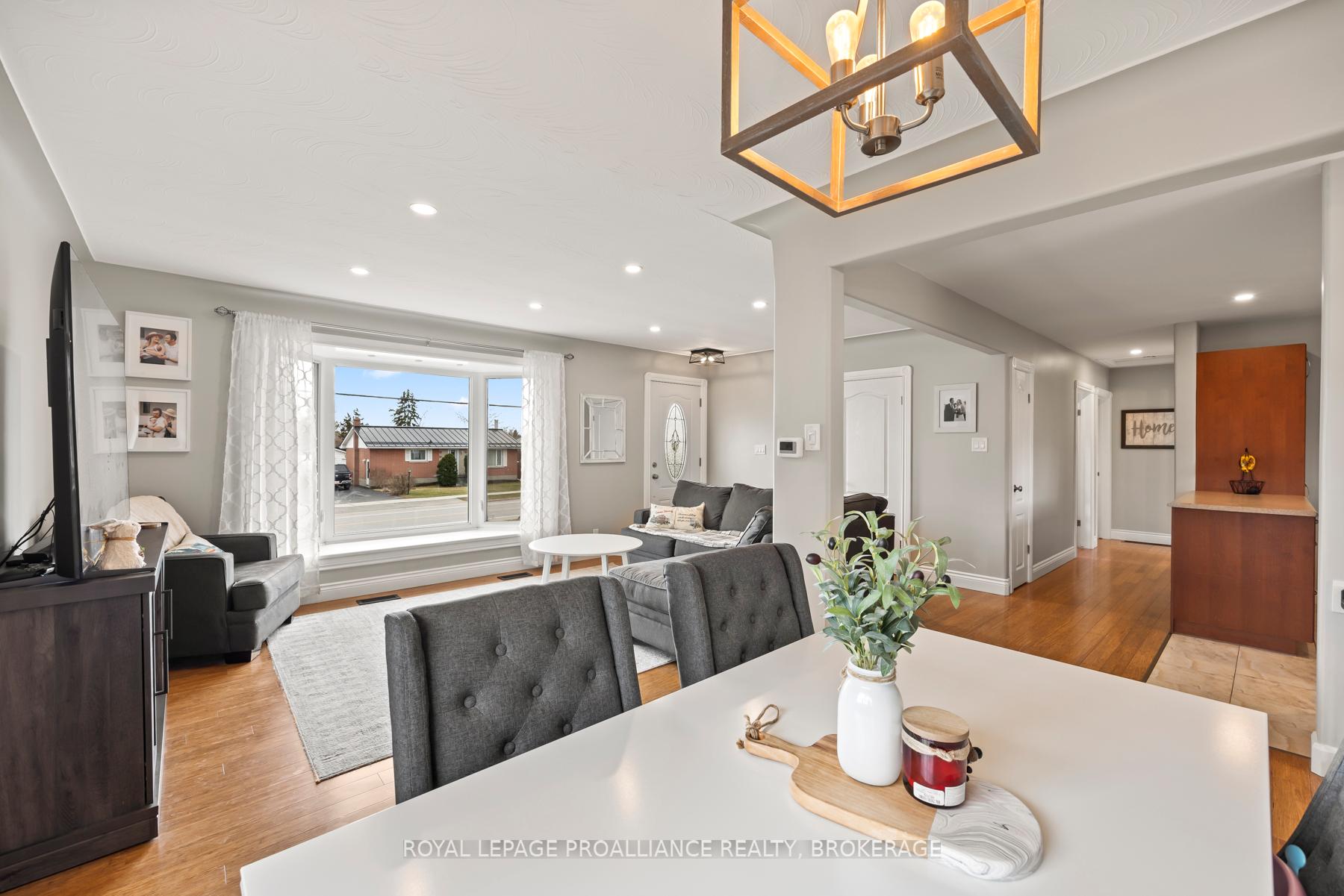 Photo 10 of 54 Amherst Drive, Loyalist, Amherstview — HOMEH