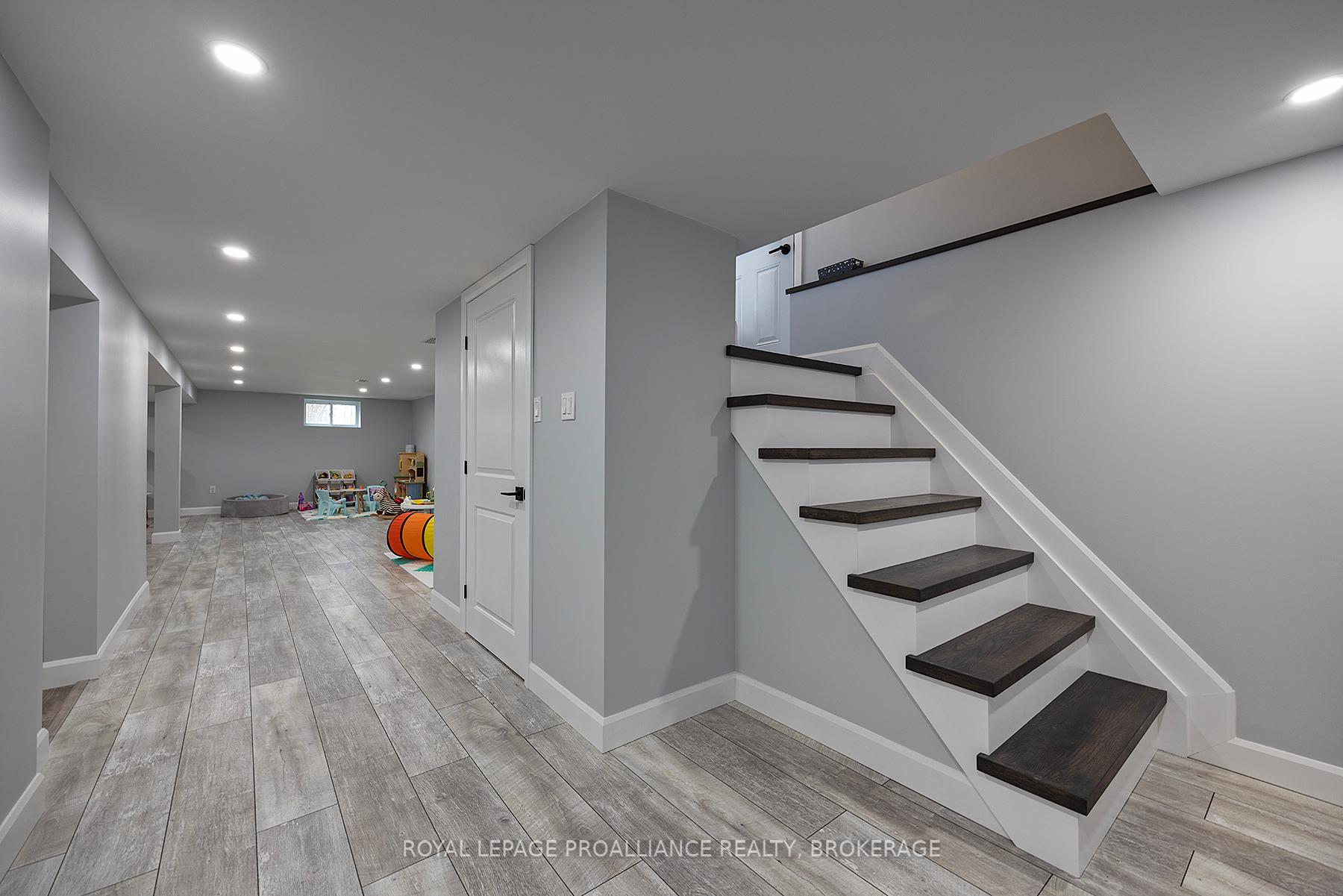 Photo 25 of 54 Amherst Drive, Loyalist, Amherstview — HOMEH