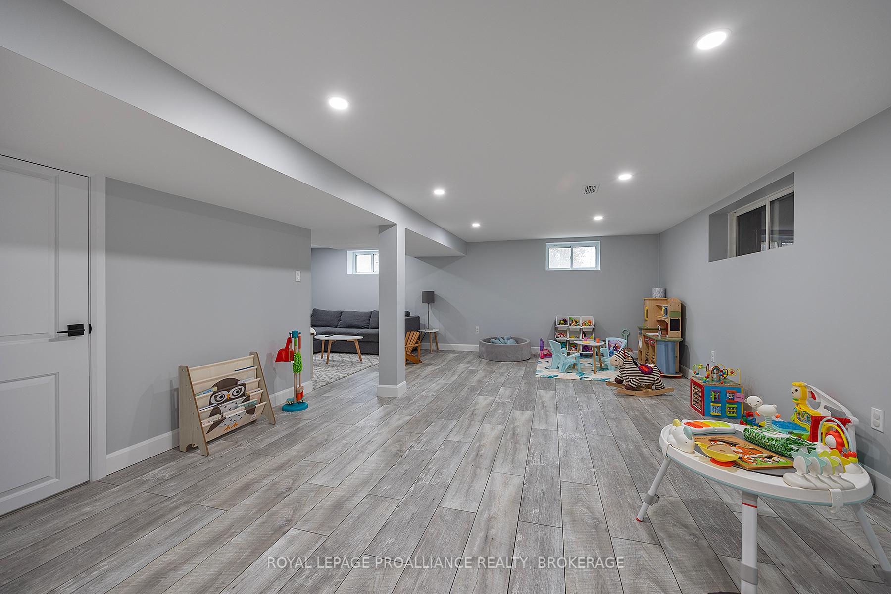 Photo 26 of 54 Amherst Drive, Loyalist, Amherstview — HOMEH