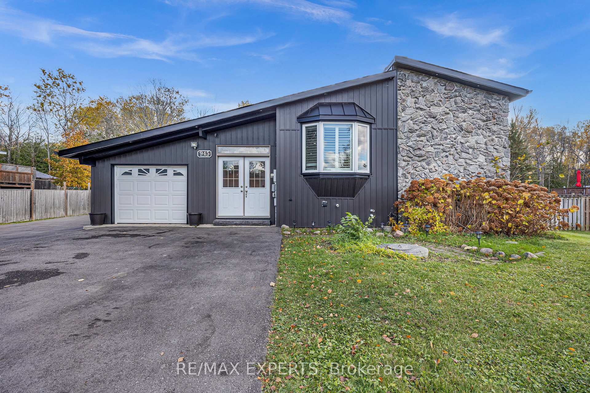 Photo 1 of 945 Nantyr Drive, Innisfil, Alcona — HOMEH