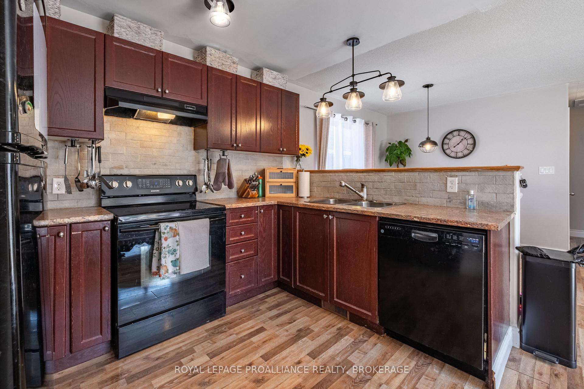 Photo 6 of 142 Islandview Drive, Loyalist, Amherstview — HOMEH