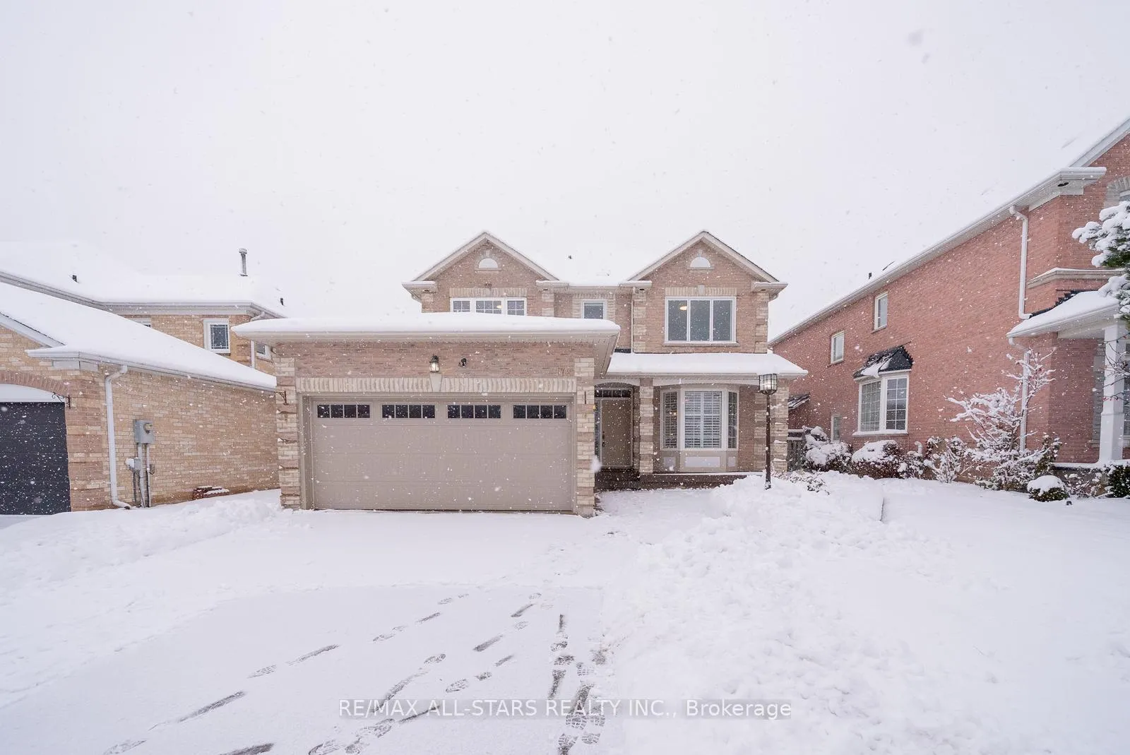 Photo 3 of 176 Manhattan Drive, Markham, Markville — HOMEH