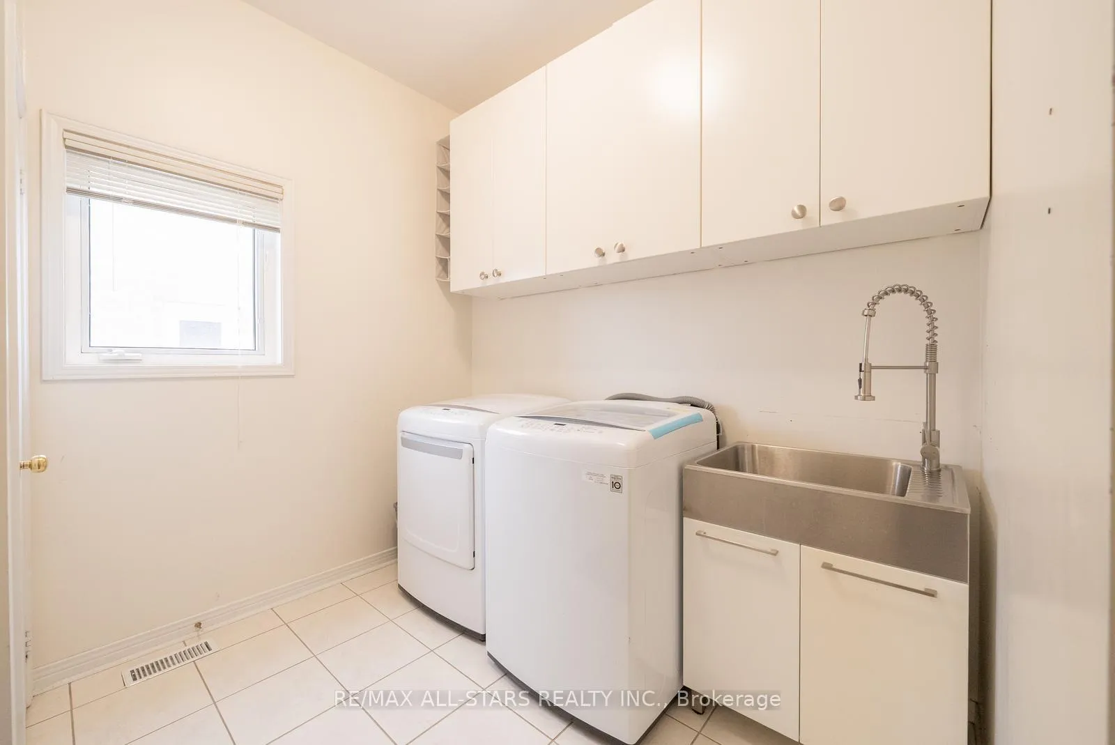 Photo 8 of 176 Manhattan Drive, Markham, Markville — HOMEH