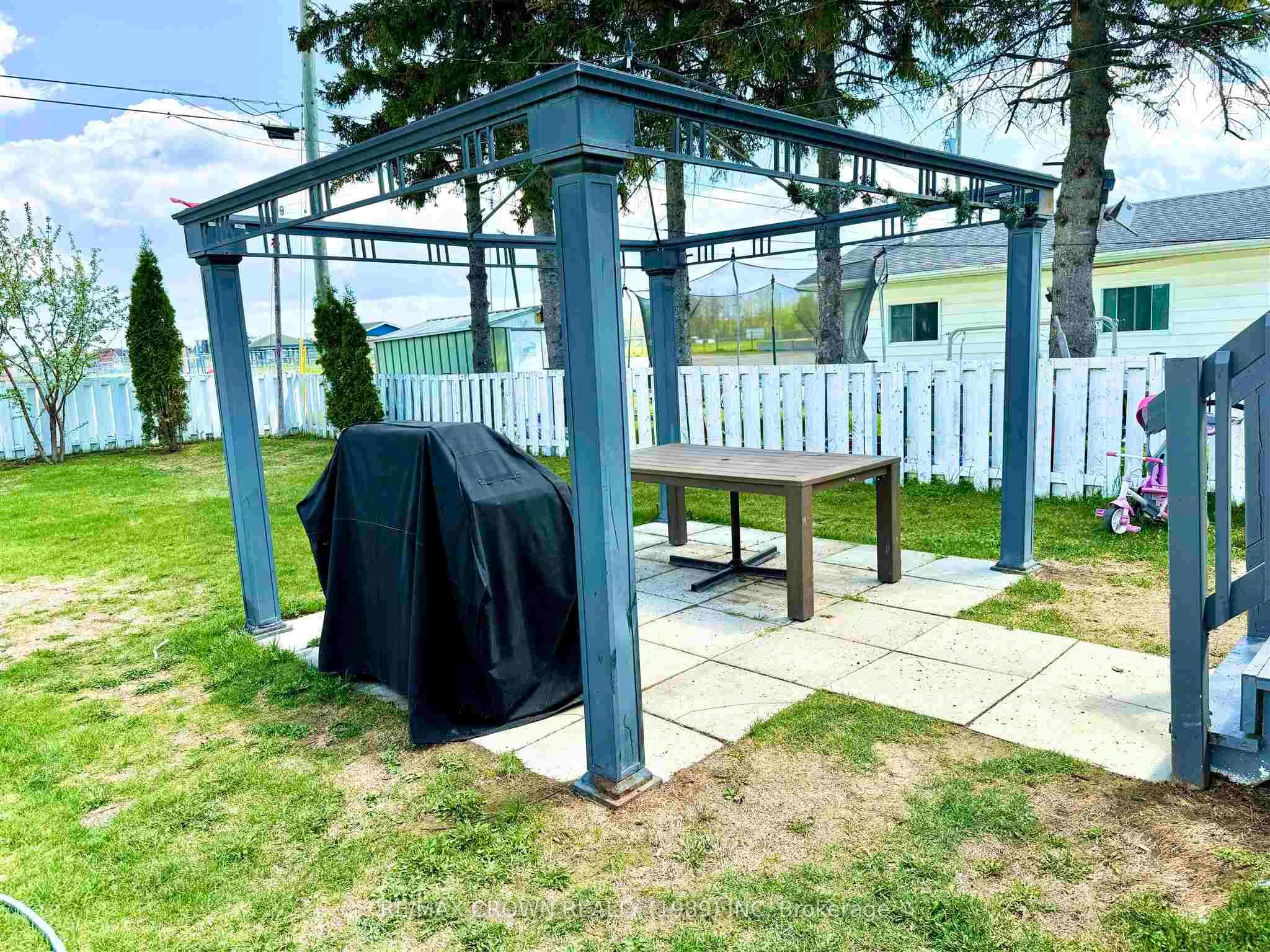 Photo 4 of 19 Balsam Avenue, Kapuskasing — HOMEH