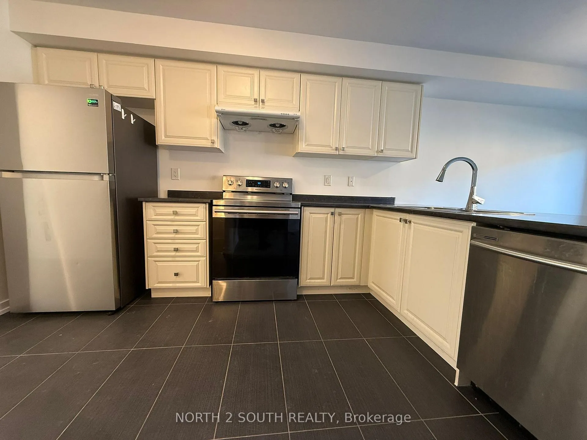 Photo 4 of 6 Bradshaw Drive, Hamilton, Stoney Creek Mountain — HOMEH