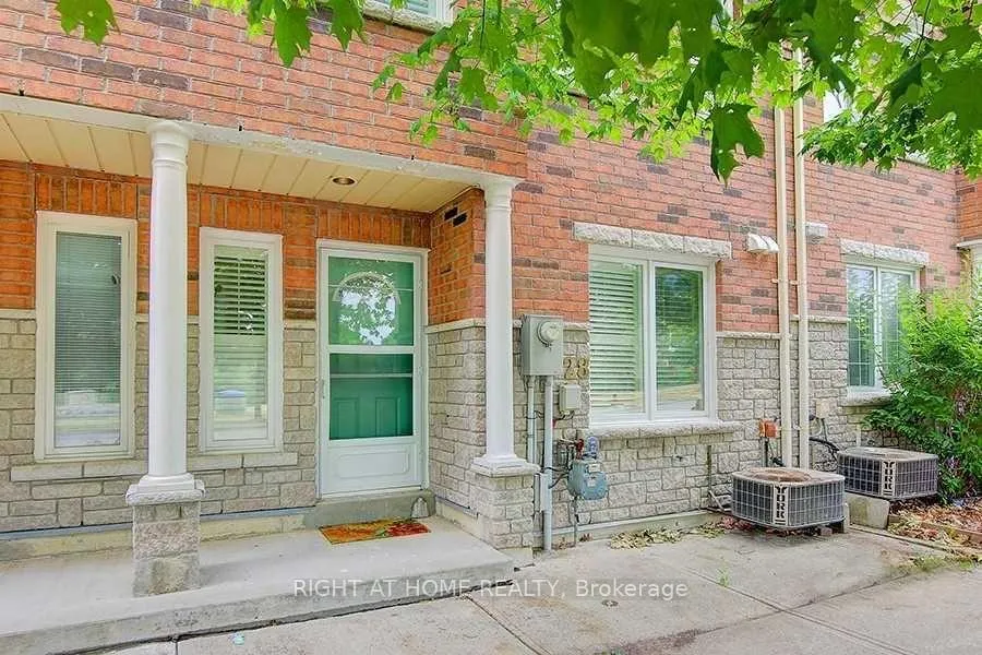 Photo 2 of 28 Pond Drive, Markham, Commerce Valley — HOMEH