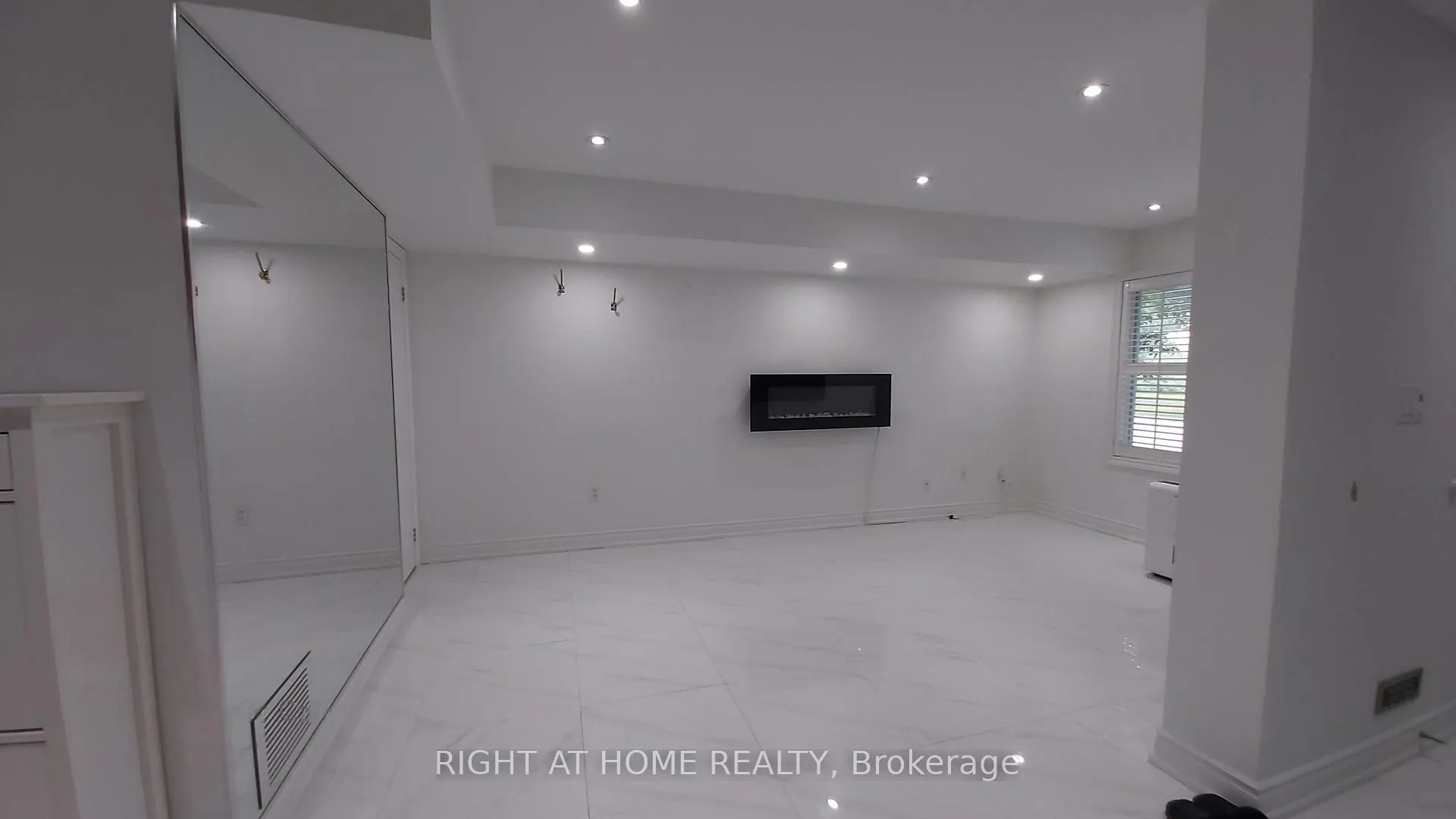Photo 3 of 28 Pond Drive, Markham, Commerce Valley — HOMEH