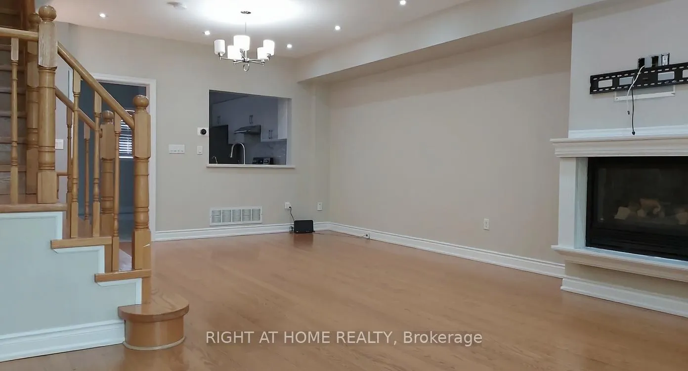 Photo 4 of 28 Pond Drive, Markham, Commerce Valley — HOMEH