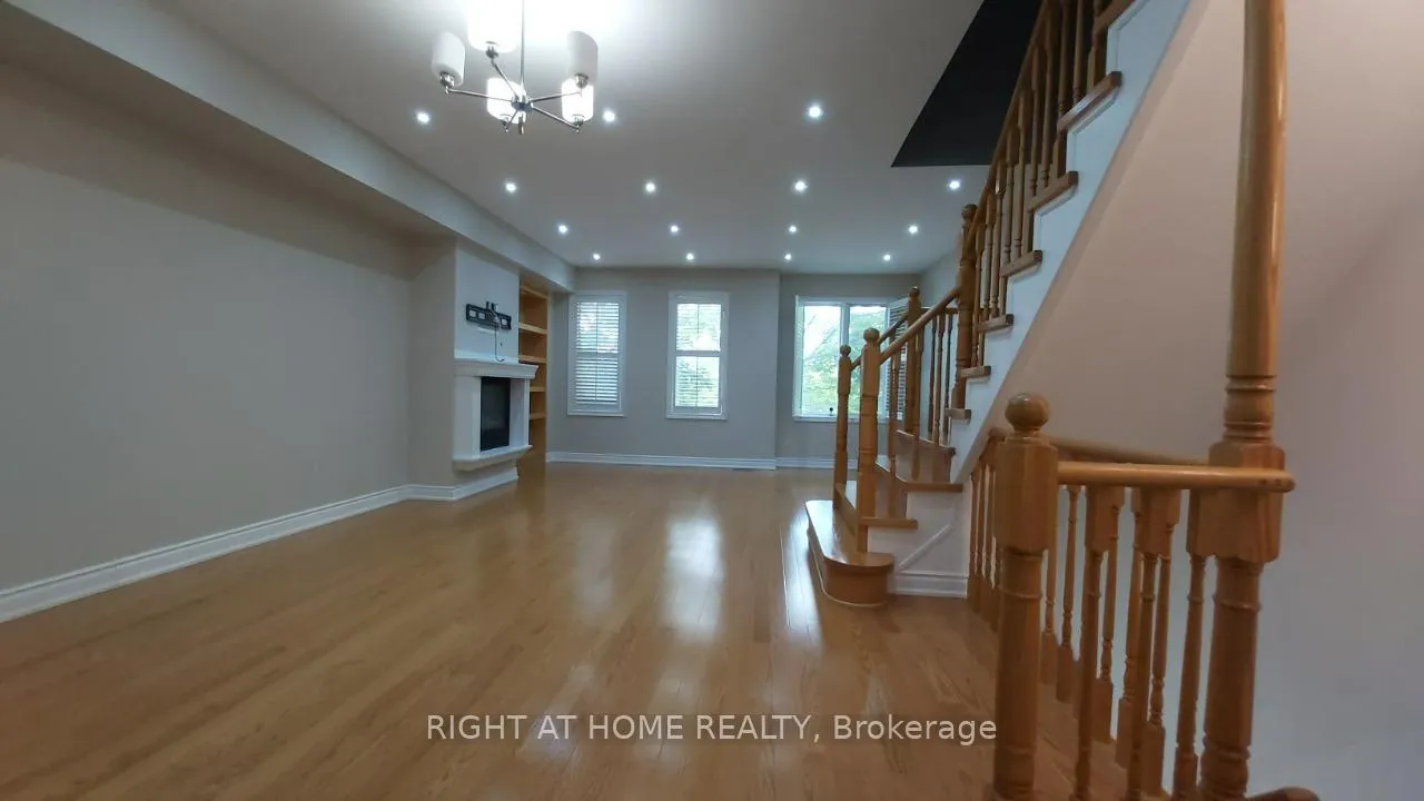 Photo 5 of 28 Pond Drive, Markham, Commerce Valley — HOMEH